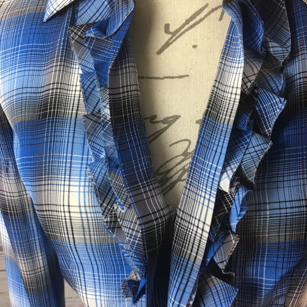 3/$38💄BCBG Blouse Blue Lightweight button ruffle
